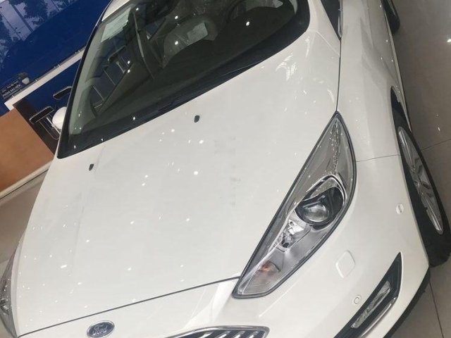 Bán Ford Focus Titanium đời 2019, màu trắng