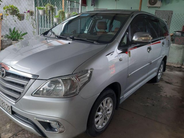 Cần bán gấp Toyota Innova 2014, màu bạc0