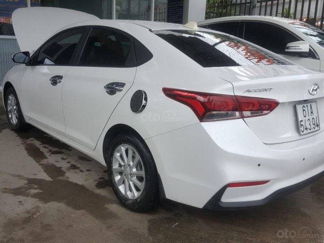 Bán Hyundai Accent 1.4AT màu trắng số tự động, bản tiêu chuẩn, sản xuất cuối 2018, đi 10.000km0