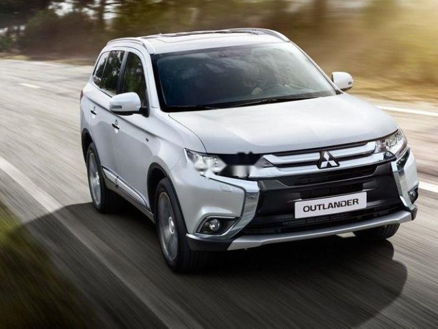 Bán Mitsubishi Outlander sản xuất năm 2019, màu trắng, giá tốt0