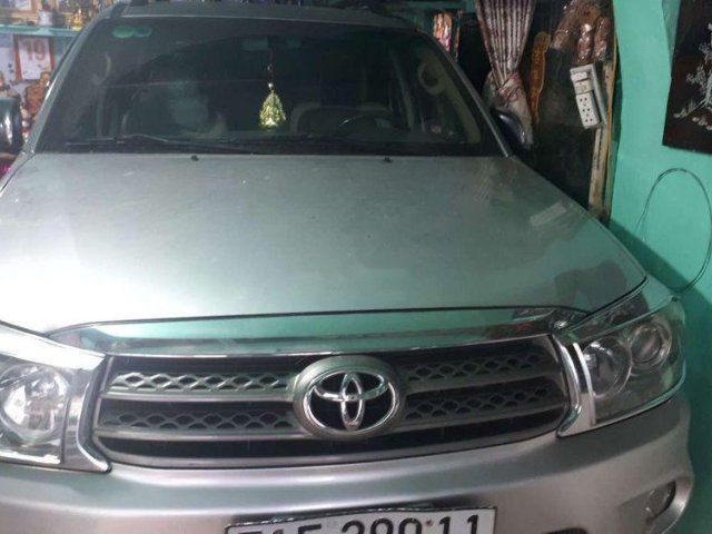 Cần bán lại xe Toyota Fortuner năm 2010, màu bạc xe gia đình