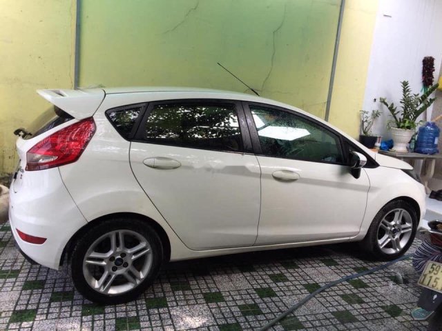 Bán Ford Fiesta đời 2011, màu trắng chính chủ, giá 330tr