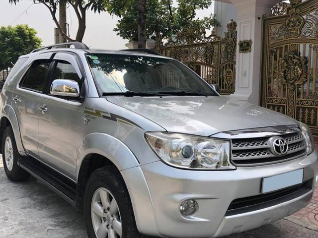 Bán Toyota Fortuner V 12/2010 màu bạc, xe gia đình chính chủ