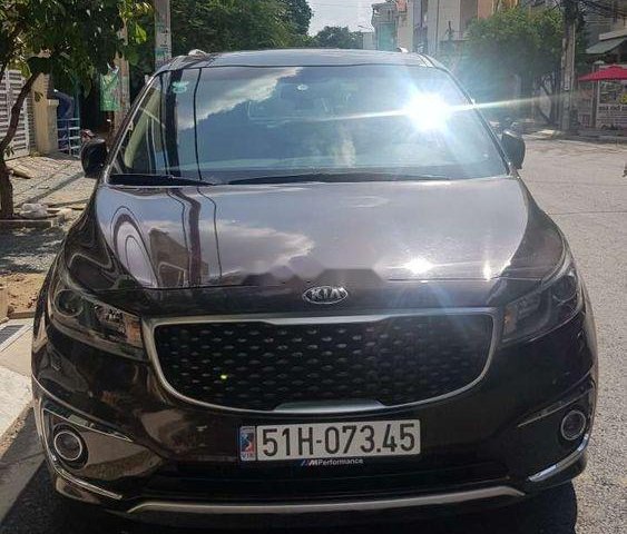 Bán xe Kia Sedona DATH SX 2017, màu nâu, biển HCM