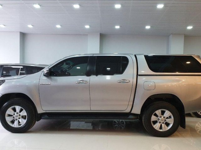 Bán xe Toyota Hilux năm 2018, màu bạc, giá 680tr