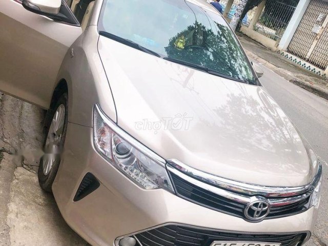 Bán Toyota Camry 2.0E sản xuất năm 2017, màu vàng cát, giá chỉ 870 triệu0