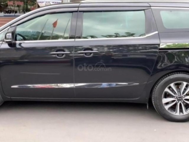 Cần bán Kia Sedona sản xuất năm 2017, màu đen, nhập khẩu0