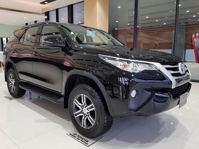 Bán Toyota Fortuner 2.4(4x2) AT 2019, màu đen0