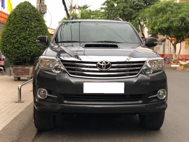 Bán Fortuner 2015 máy dầu, số sàn, màu xám, xe còn mới keng0