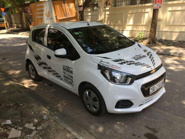 Bán Chevrolet Spark năm 2018, màu trắng còn mới0