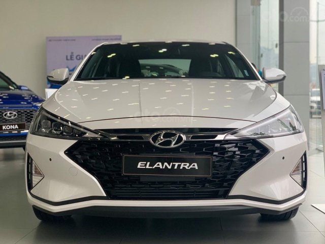 Cần bán xe Hyundai Elantra 1.6 đời 2019, màu trắng, giá chỉ 565 triệu, trả trước 150 triệu