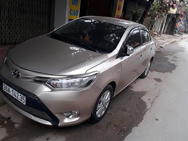 Cần tiền bán Toyota Vios 1.3J đời 2015, màu vàng cát0