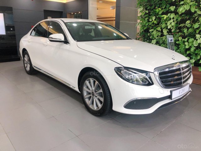 Xe Mercedes E200 2019 mới - thông số kỹ thuật, giá lăn bánh, khuyến mãi 12/2019, tặng 50% phí trước bạ0