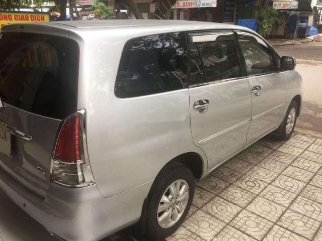 Cần bán lại xe Toyota Innova G đời 2008, màu bạc xe gia đình0