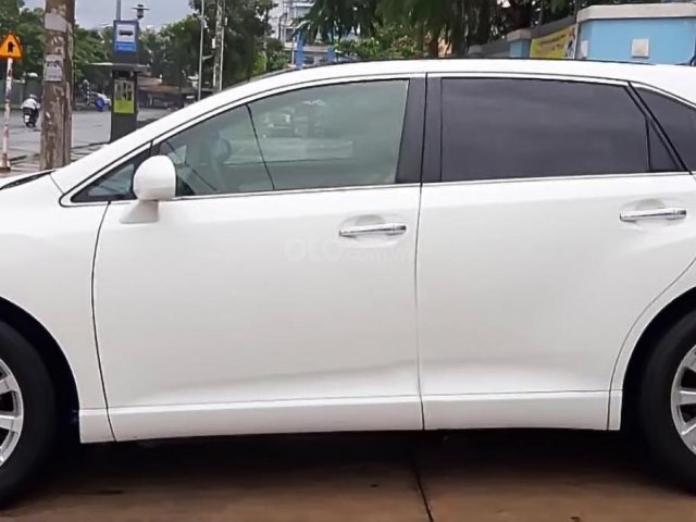 Cần bán gấp Toyota Venza 2.7 sản xuất 2010, màu trắng, xe nhập 