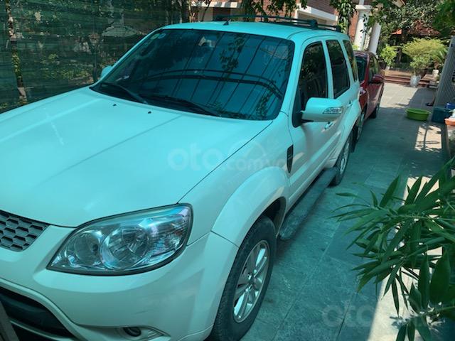 Cần bán Ford Escape XLT năm 2011, màu trắng, chính chủ0