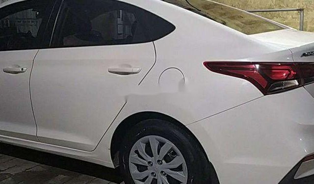 Cần bán Hyundai Accent sản xuất năm 2018, màu trắng, chính chủ