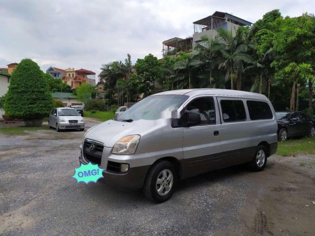 Cần bán Hyundai Starex năm sản xuất 2004, màu bạc, nhập khẩu 