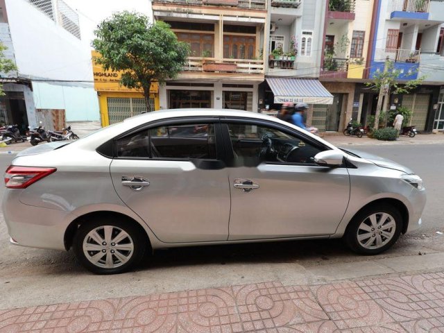 Cần bán gấp Toyota Vios 2016, màu bạc số sàn, giá 420tr