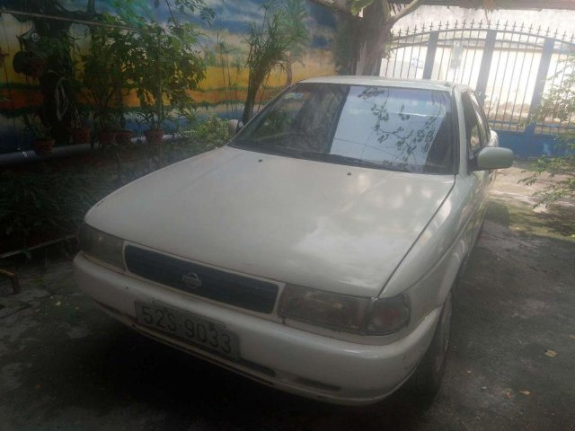 Gia đình bán Nissan Sunny đời 1993, màu trắng0