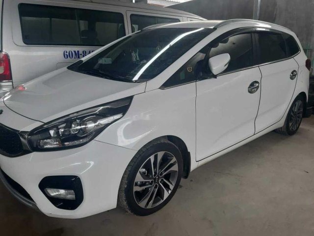 Cần bán Kia Rondo năm sản xuất 2018, màu trắng, đi chỉ 1400km