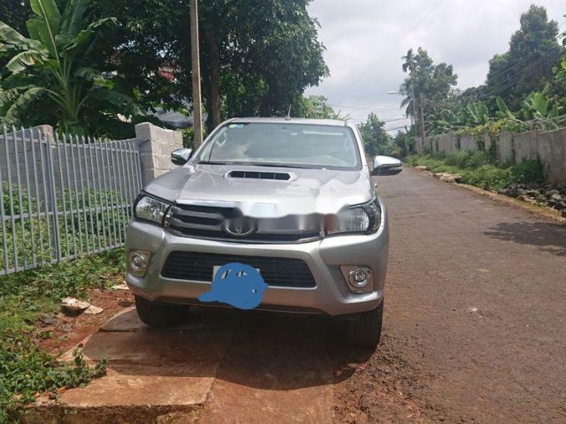 Bán xe Toyota Hilux 2016, màu bạc. Giá 570tr