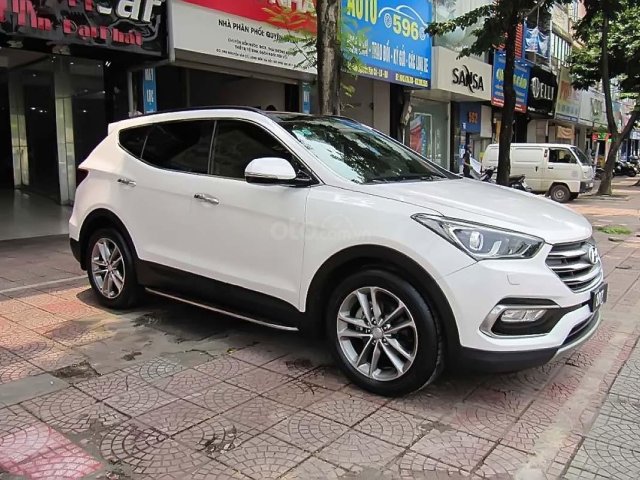 Gia đình bán Hyundai Santa Fe 2.2L 4WD sản xuất 2017, màu trắng