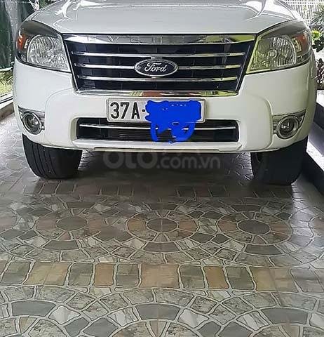 Cần bán Ford Everest sản xuất năm 2011, màu trắng, giá tốt0