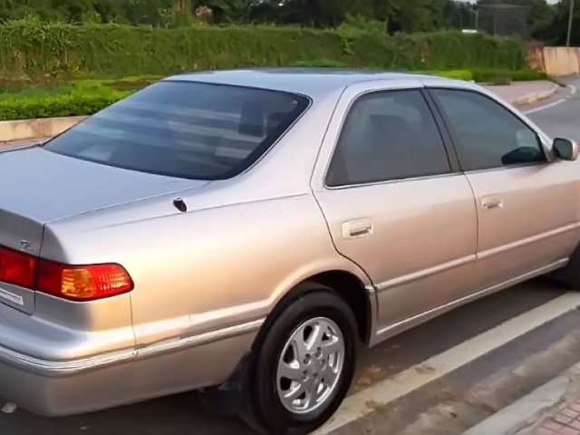 Cần bán xe cũ Toyota Camry đời 2001, màu hồng0