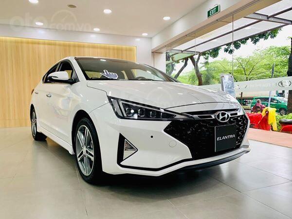 Hyundai Elantra giá cực tốt, nhiều khuyến mãi và quà tặng, hỗ trợ ngân hàng 80% giá xe0