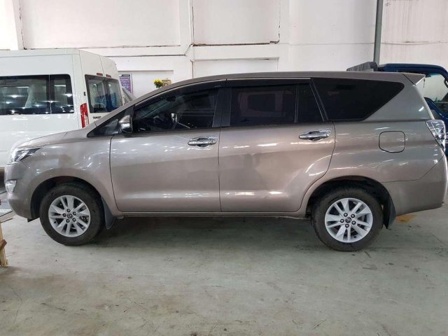 Cần bán xe Toyota Innova đời 2017, màu xám, 685tr0