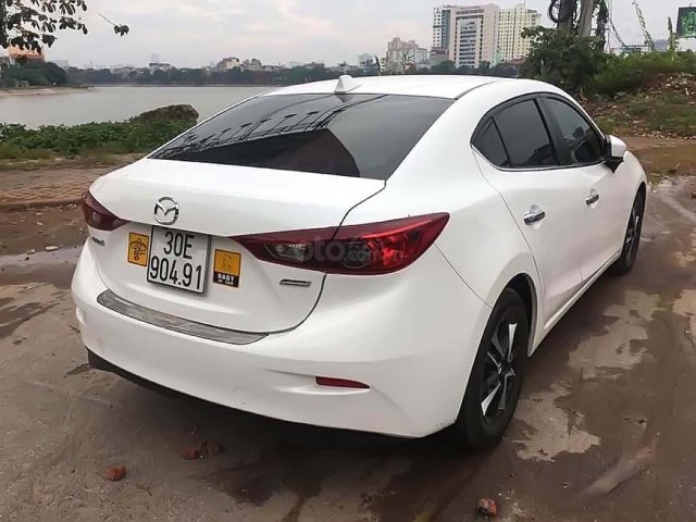 Cần bán Mazda 3 sản xuất năm 2017, màu trắng, chính chủ0