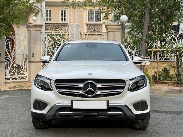 Chính chủ cần bán xe Mercedes 250 4Matic model 2017, màu trắng nâu siêu lướt0