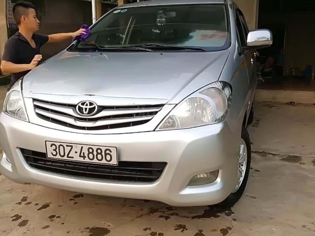 Cần bán lại xe Toyota Innova G năm 2010, màu bạc0