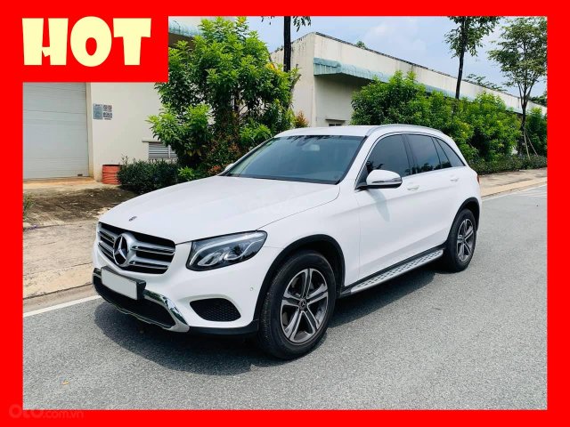 Bán xe Mercedes GLC200 2018 màu trắng, bảo hành chính hãng đến 2022, trả trước 500 triệu nhận xe ngay0