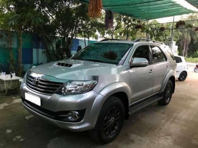 Cần bán lại xe Toyota Fortuner năm sản xuất 2016, màu bạc số sàn