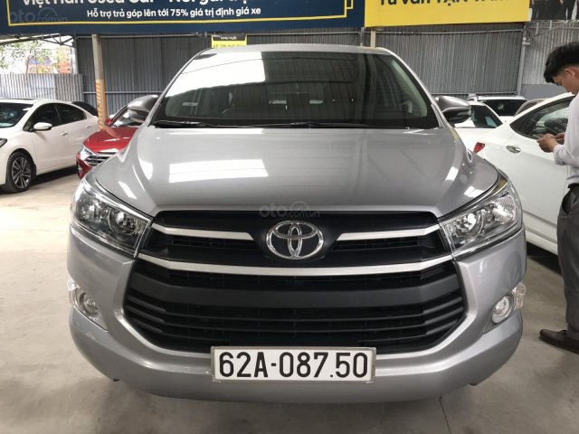 Bán Toyota Innova E 2.0MT màu bạc, sản xuất T12/2017 mẫu mới