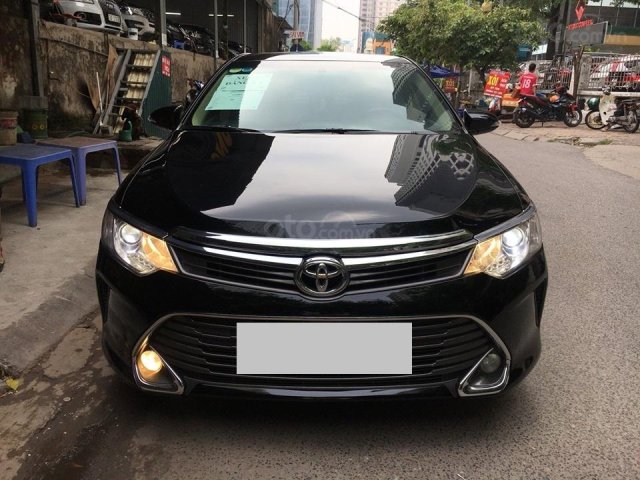 Gia đình cần bán Toyota Camry 2017 số tự động bản 2.0 màu đen0