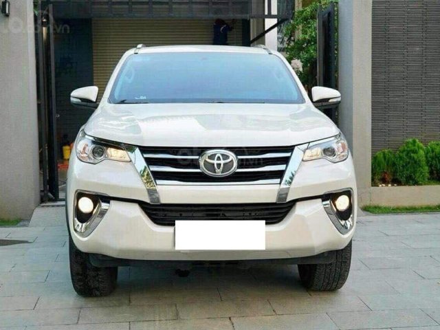 Bán nhanh Toyota Fortuner 2017, số tự động màu trắng0