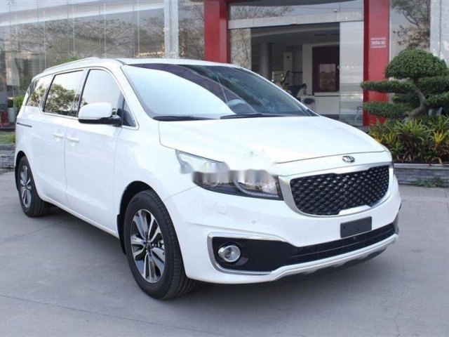 Xe Kia Sedona đời 2017, màu trắng số tự động