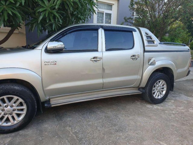 Cần bán lại xe Toyota Hilux đời 2013, màu bạc, nhập khẩu0