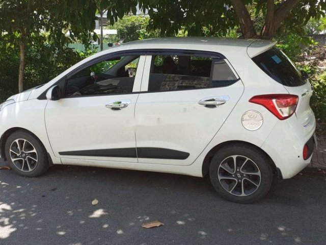 Chính chủ bán ô tô Hyundai Grand i10 2018, màu trắng0