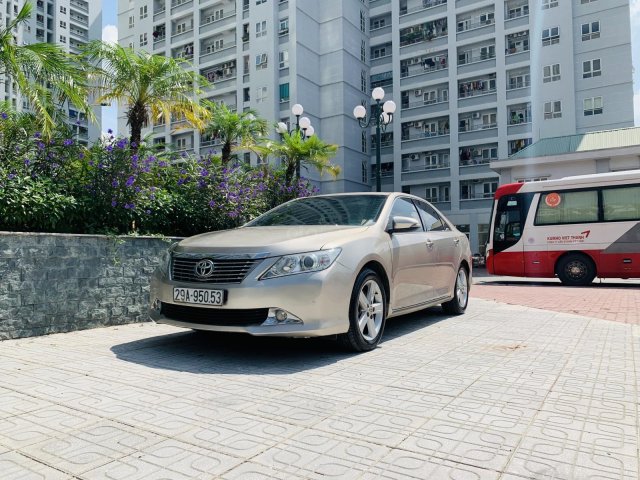 Bán Toyota Camry 2.5Q model 2014 màu vàng cát, chính chủ đẹp xuất sắc