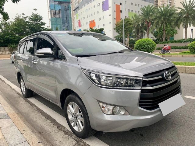 Gia đình cần bán Toyota Innova 2017 số sàn, màu xám0