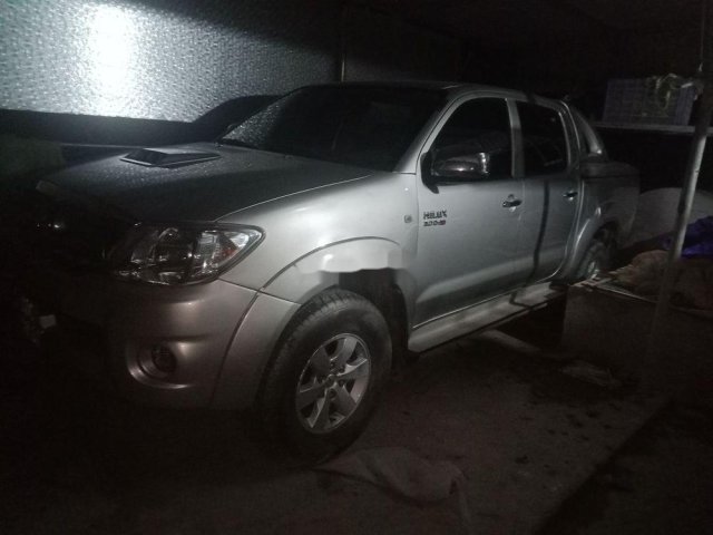 Bán Toyota Hilux 3.0 đời 2011, màu bạc0