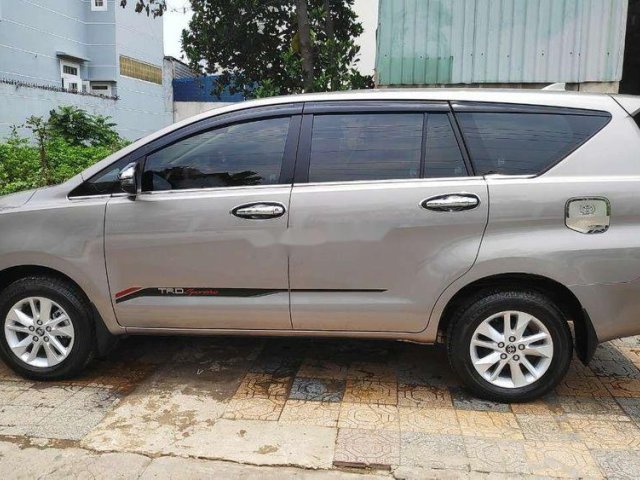 Bán Toyota Innova 2.0E đời 2018, màu xám 0