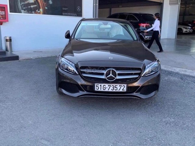 Cần bán gấp Mercedes C200 đời 2018, màu nâu, nhập khẩu chính chủ0