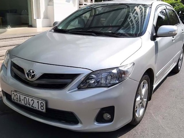 Cần bán Toyota Corolla Altis đời 2011, màu bạc, chính chủ