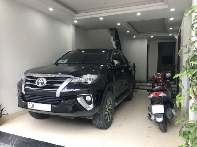 Chính chủ bán Toyota Fortuner sản xuất 2017, màu đen0