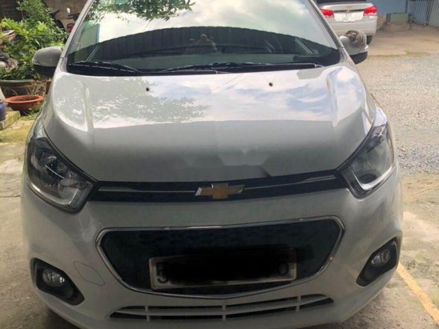 Cần bán lại xe Chevrolet Spark đời 2017, màu trắng0